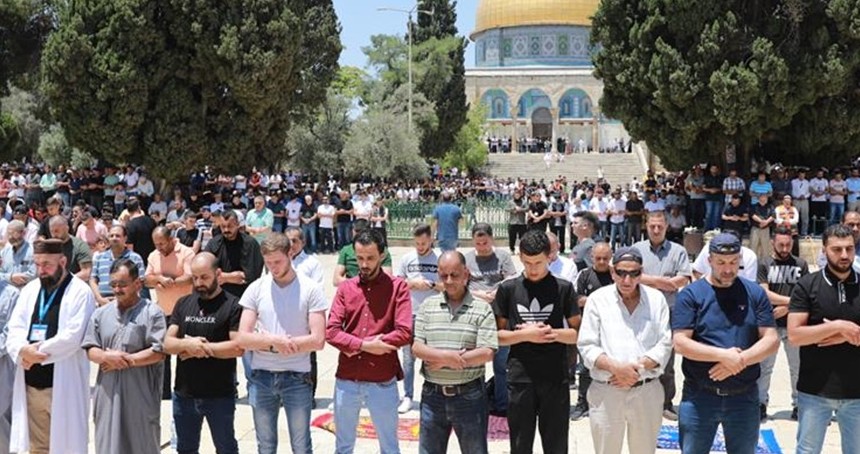 Mescid-i Aksa’da 40 bin kişi Cuma namazı kıldı