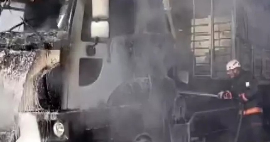 Şanlıurfa’da seyir halindeyken alev alan tır kullanılamaz hale geldi