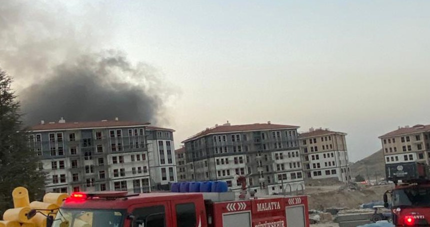 Şantiye kavgasının ardından işçilerin kaldığı konteynerler ateşe verildi