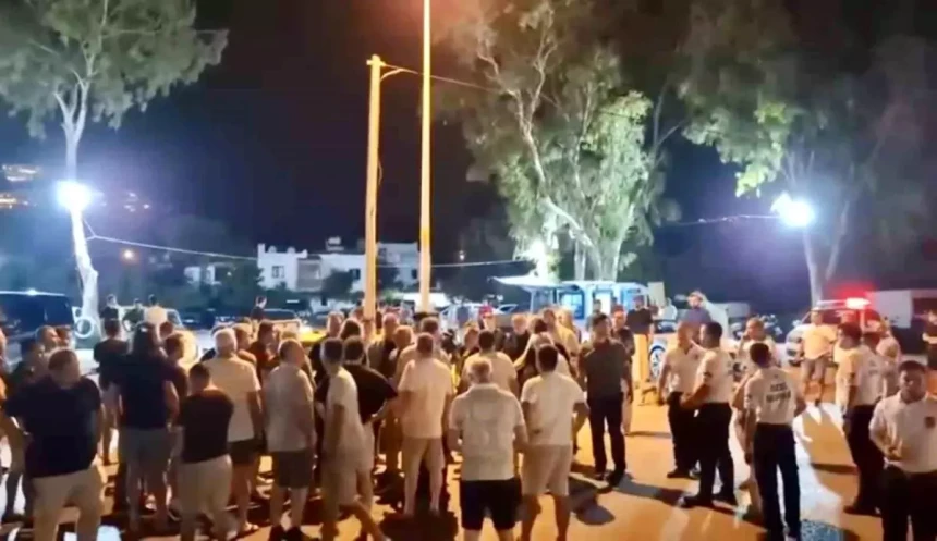 Taksici ve Minibüsçüler Arasında Kavga: Cadde Trafiğe Kapandı