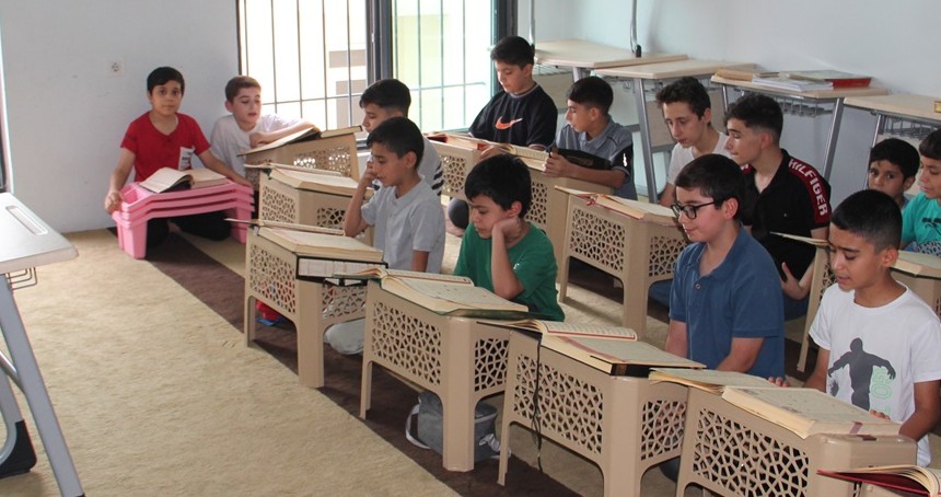 Yaz Kur'an kurslarına giden çocuklar: Camide hem öğreniyoruz hem eğleniyoruz