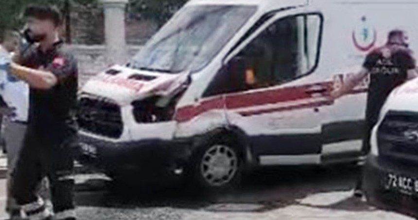 Batman'da ambulans ile otomobil çarpıştı: 1 yaralı