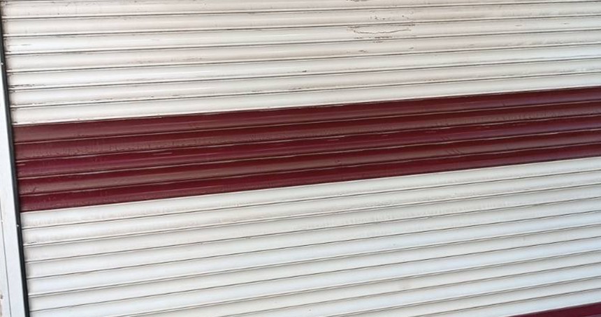 Elektrik kesilince dükkânda mahsur kaldı