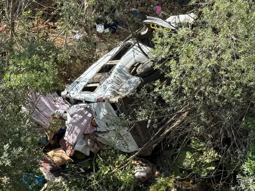 İşçileri taşıyan minibüs uçuruma yuvarlandı: 3 ölü, 18 yaralı