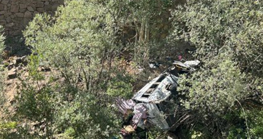 Tarım işçilerini taşıyan minibüs uçuruma yuvarlandı: 3 ölü, 18 yaralı