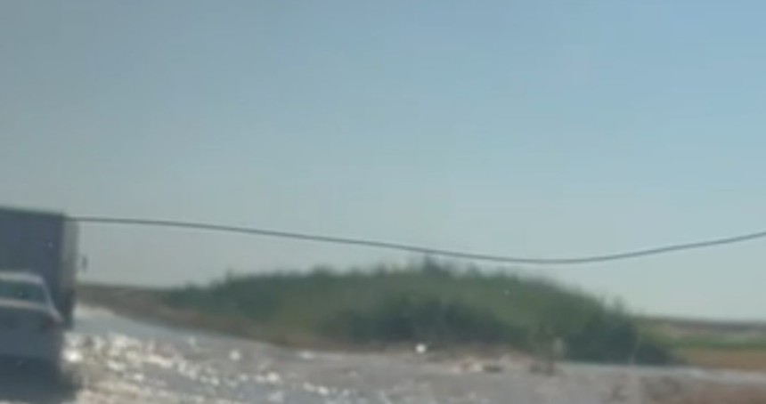 Mardin’de ana isale hattı patladı yol göle döndü