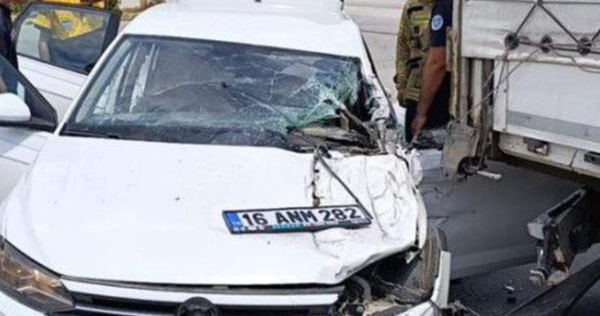 Otomobil, park halindeki tıra çarptı: 1 ağır yaralı