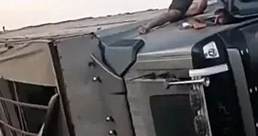 Şanlıurfa’da hayvan yüklü tır devrildi