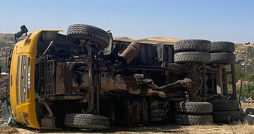 Siirt'te hafriyat kamyonu devrildi: 3 yaralı