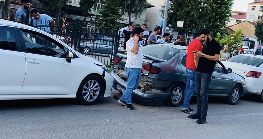 Traktör römorkundan düşen lastik trafiği birbirine kattı