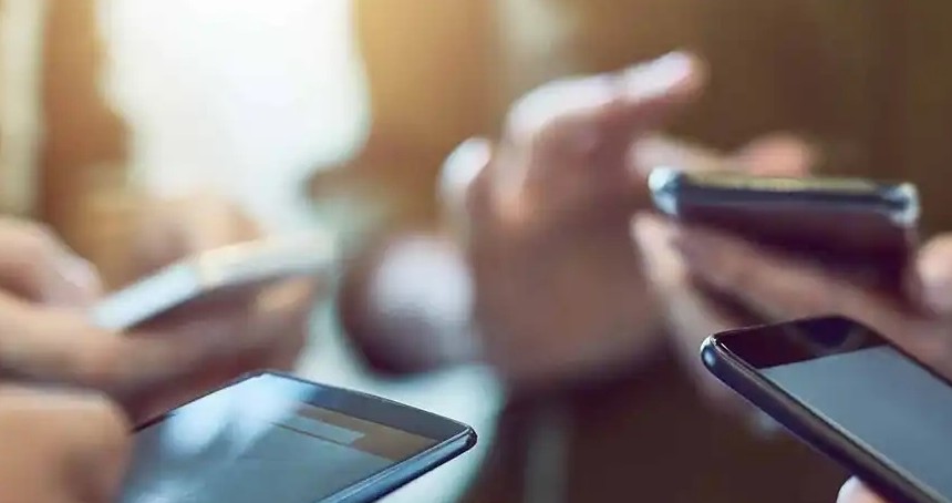 Gün içinde 5 saatten fazla cep telefonu kullanıyorsanız bağımlılık riskiniz olabilir!