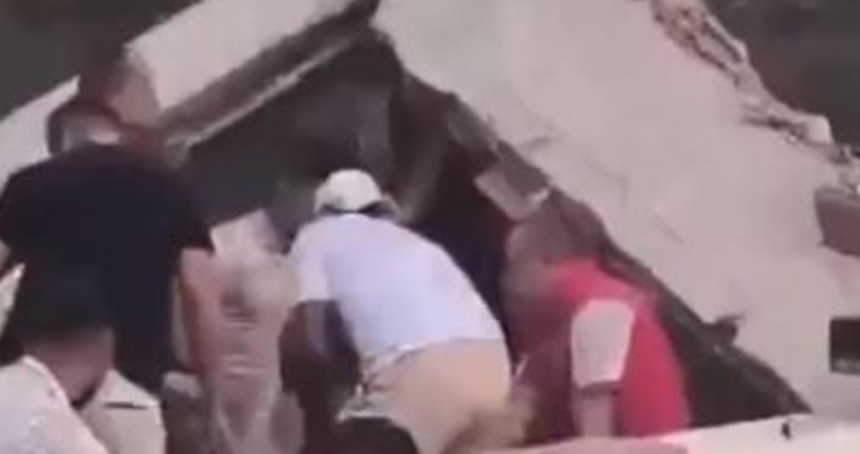 Balıkesir'deki deprem nedeniyle bazı binalar yıkıldı