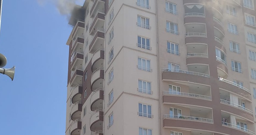 Kayseri’de apartman yangını: Dumandan etkilenenler hastaneye kaldırıldı