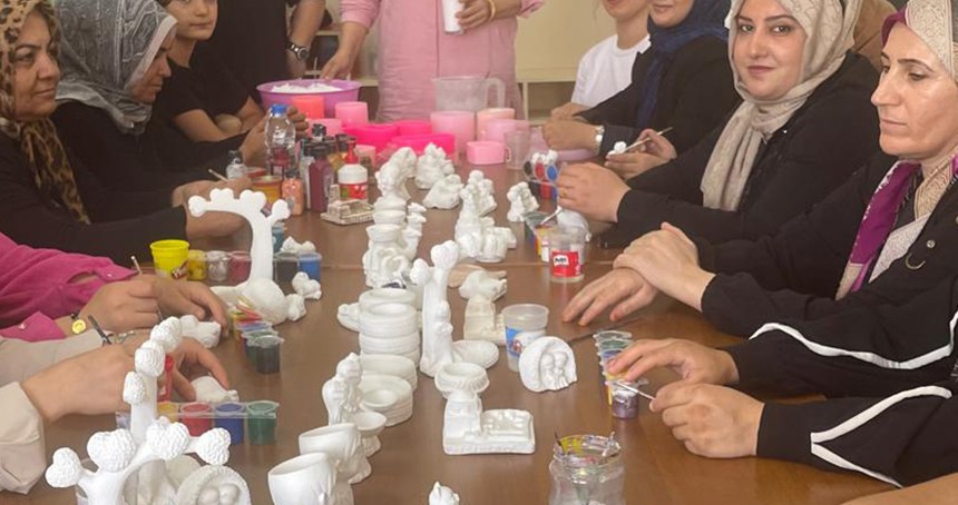 Batman'da genç kadınlar dekoratif el sanatları kursunda çeyiz hazırlıyor