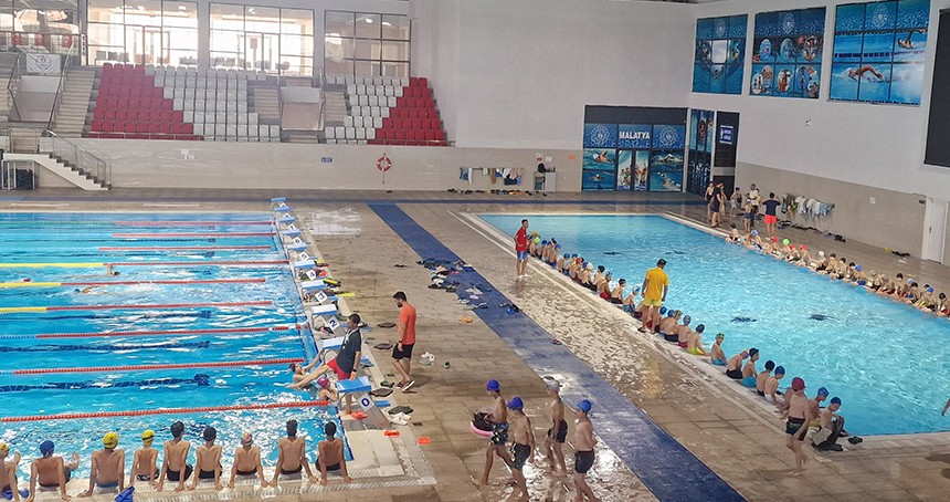Kur'an kursu öğrencilerine yüzme ödülü