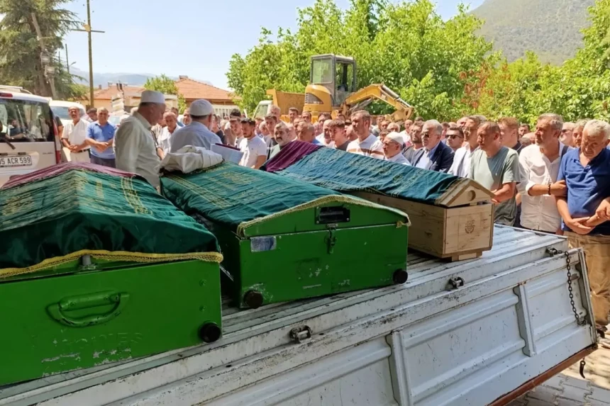 Yürek dağlayan kare! Aynı aileden 3 cenaze yan yana toprağa verildi