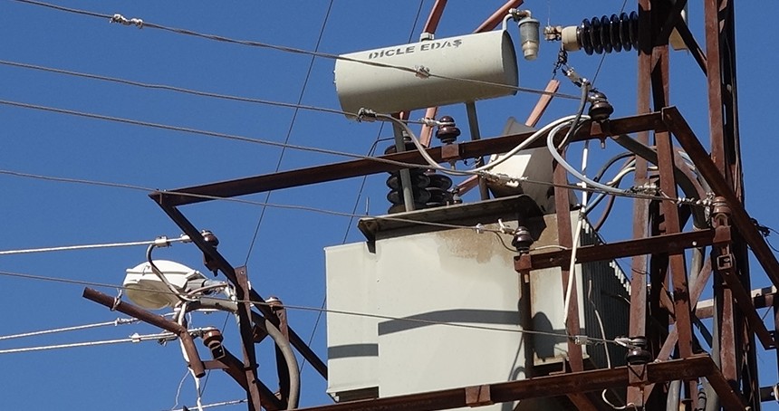 Şanlıurfa’da elektrik direğinde akıma kapılan kişi ağır yaralandı.