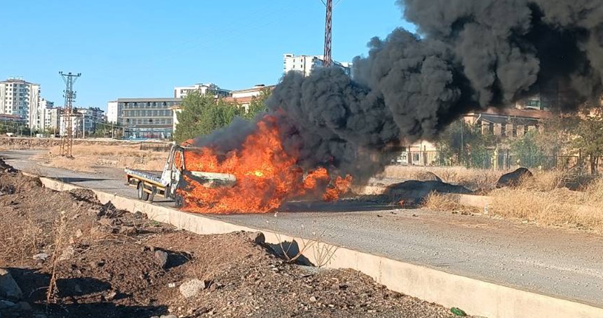 Diyarbakır’da park halindeki çekici alev alev yandı