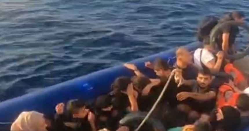 İzmir açıklarında 20 düzensiz göçmen yakalandı