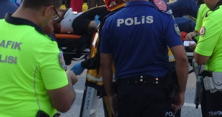 Ticari taksi orta refüje çarparak devrildi: 1 yaralı