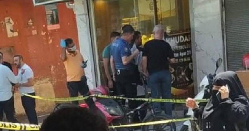 Adana’da kuyumcuya silahlı saldırı: 2 kişi yaralandı, 1 kilogram altın çalındı