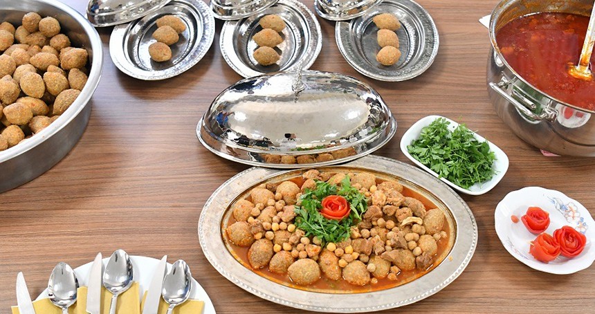 Maharetli eller en güzel yemeği yapmak için yarıştı 