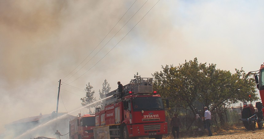Diyarbakır kırsalında yangın devam ediyor: Ahırlar yandı, hayvanlar telef oldu