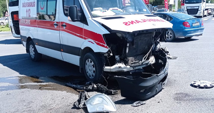 Kaza ihbarına giden ambulans kaza yaptı