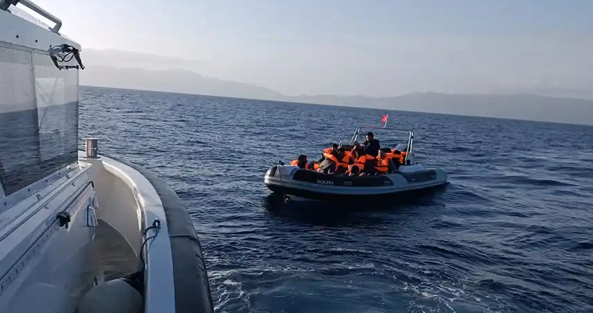 İzmir açıklarında 115 düzensiz göçmen yakalandı