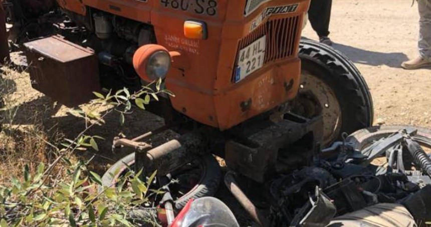 Traktör ile motosiklet çarpıştı: 1 ölü