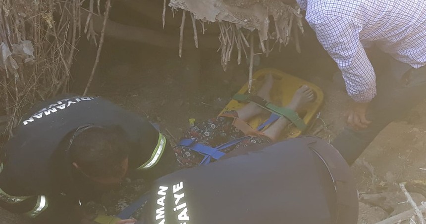 Göçük altında kalan yaşlı kadın kurtarıldı