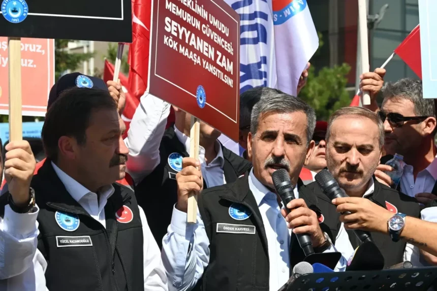 İş bırakan memurlar bakanlığın önünde rest çekti