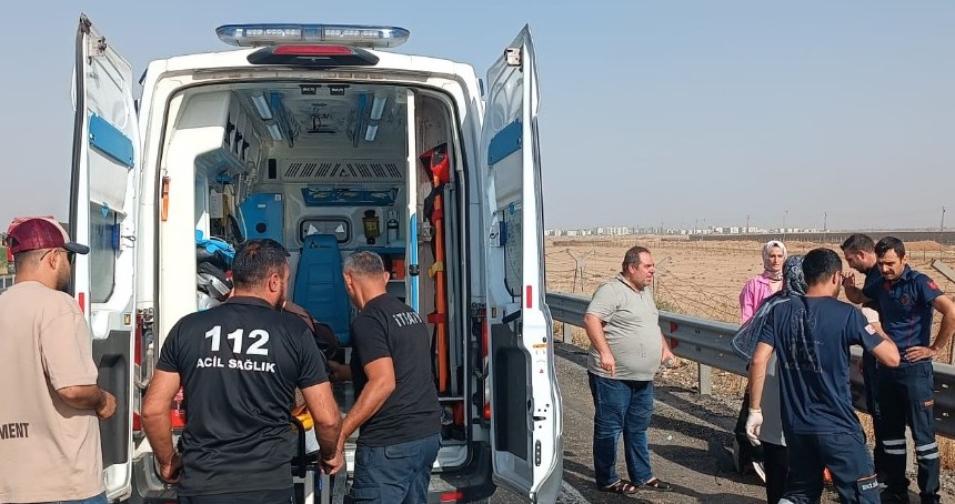 Mardin’de araç bariyerlere çarptı: 4 yaralı