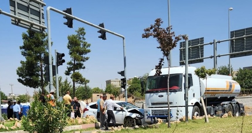 Siirt’te su tankeri ile otomobil çarpıştı: 11 yaşındaki çocuk yaralandı