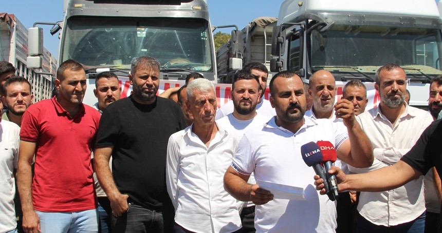 Nakliye ücretlerine tepki gösteren onlarca tır şoförü kontak kapattı
