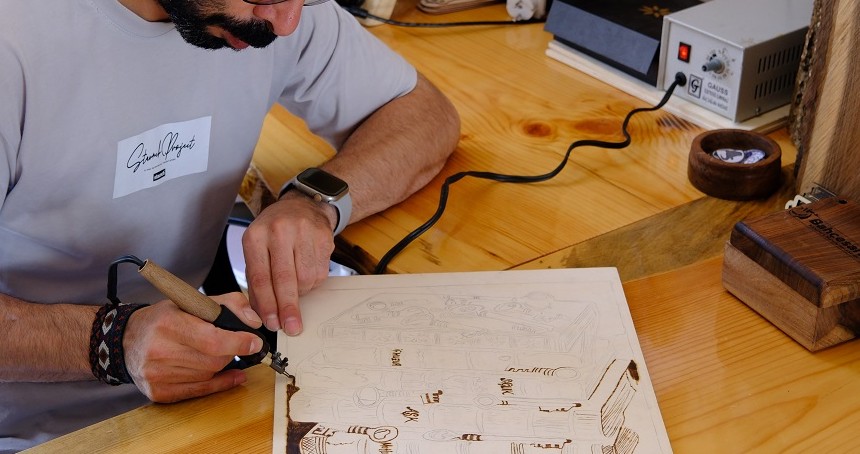 Ömrünü yitiren ceviz ağaçlarını sanat eserine dönüştürüyorlar