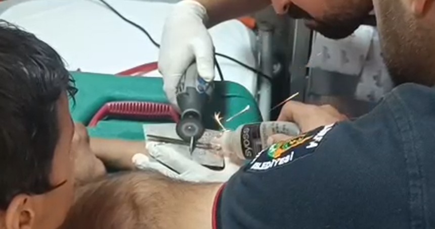 Parmağı sıkışan çocuğun yardımına itfaiye ekipleri yetişti