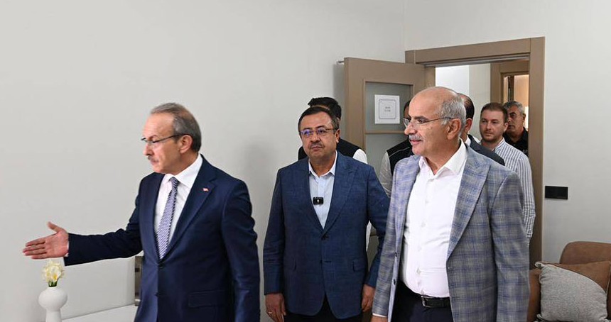 Malatya Valisi Yavuz deprem konutlarını yerinde inceledi