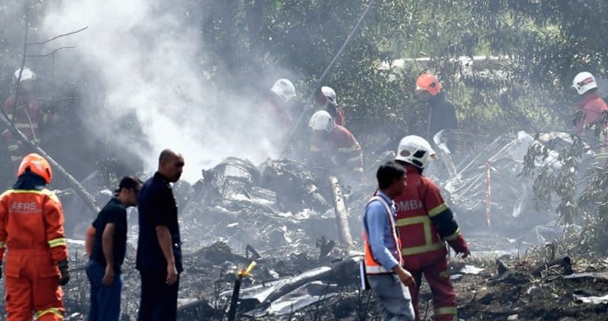 Malezya'da askeri uçak alev alarak düştü