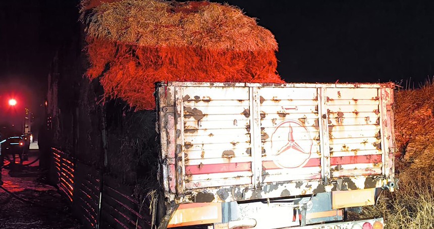 Şanlıurfa’da saman yüklü araçta yangın çıktı