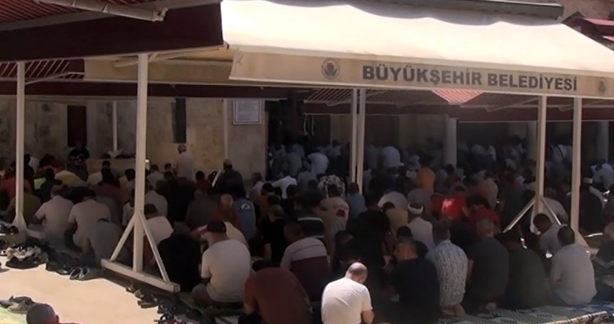 "Hutbeler Kur’an ve sünnete uygun" diyen vatandaşlar eleştirilere karşı çıktı