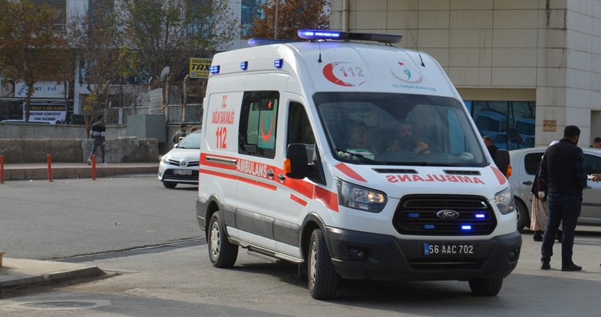 Siirt’te yolun karşısına geçmek isteyen kadına araç çarptı