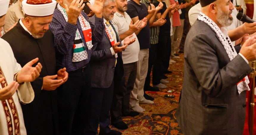 Fatih Camii'nde binler Gazze için duaya durdu