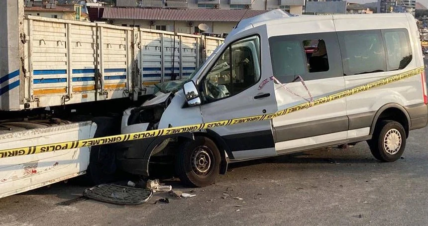Tatil yolunda feci kaza! 2 ölü, 10 yaralı