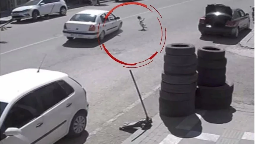 Feci kaza! 3 yaşındaki çocuğa otomobil çarptı