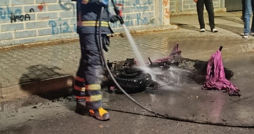 Sokak ortasında alev alan motosiklet hurdaya döndü