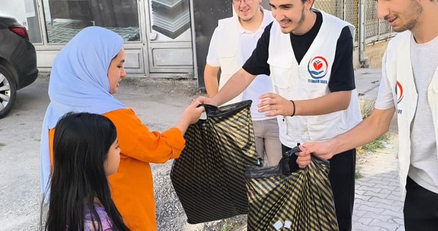 Yetimler Vakfı Van’da yetim çocuklara kırtasiye desteği verdi