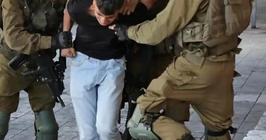 Batı Şeria'da ev baskınları: Çok sayıda Filistinli genç alıkonuldu