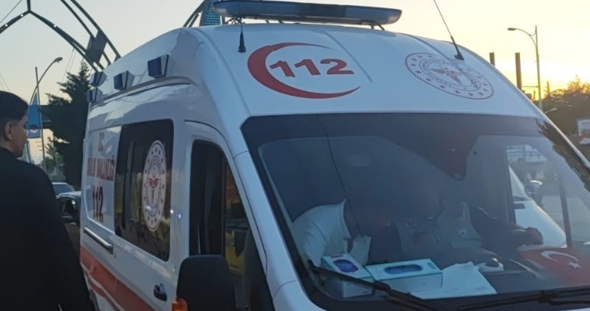 Motosiklet ile servis aracı çarpıştı: Bir ağır yaralı