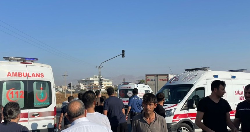 Tır ile toplu taşıma aracı çarpıştı: 10 yaralı